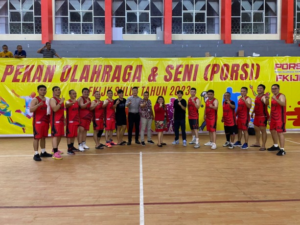 Tim Basket BSG yang berhasil memenangkan kompetisi FKIJK yang diprakarsai oleh OJK Sulutgomalut.
