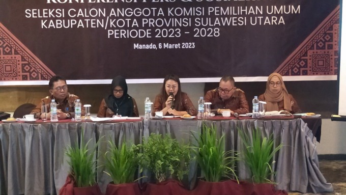 Timsel saat memberikan sosialisasi terkait tahapan seleksi calon anggota KPU di 7 kabupaten/kota, Senin (6/3) di Manado.
