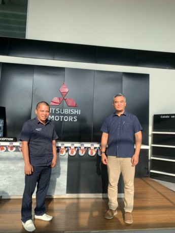 Branch Manager Beta Berlian Manado Dafid Frediansyah (kanan) bersama Manajer Iklan Manado Post Filip Kapantow, di Kantor Dealer Mitsubishi Motors, Rabu (15/03/23).