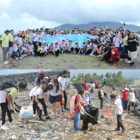 Sejumlah siswa–siswi, guru-guru beserta komite sekolah Manado Independent School (MIS) membawa tas plastik dan karung untuk memungut dan membersihkan sampah di sepanjang daerah Pantai Boulevard 2 Tuminting, Minggu (26/02/23).