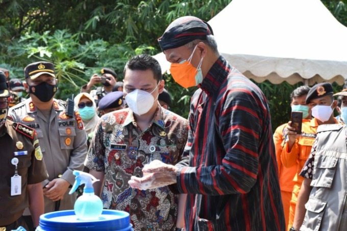 Gubernur Jawa Tengah Ganjar Pranowo sedang mencuci tangan. (FOTO: SETDA KAB. TEGAL)