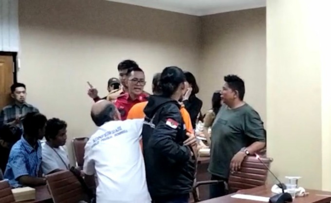 Anggota DPRD Sulut MJP saat dilerai staf Setwan di ruang Komisi 4 saat rapat sedang berlangsung, Selasa (14/3).