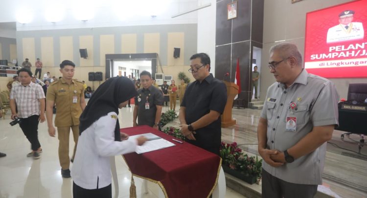 Wakil Gubernur Sulut Steven Kandouw saat melantik 112 pejabat fungsional di Pemprov Sulut.