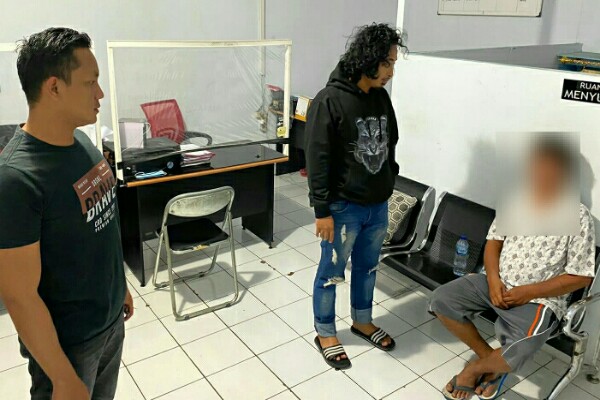 Terduga pelaku cabul terhadap anak perempuan di bawah umur, saat diamankan di Mapolres Bitung.(Dok Istimewa)