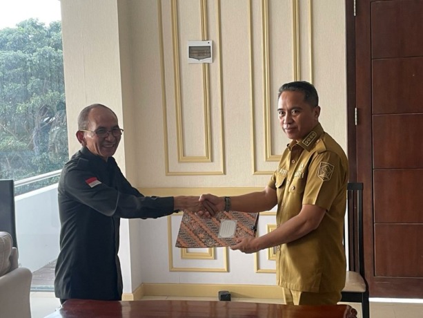 Bupati Boltim Syahrul Mamonto bersama Direktur Utama Bank Prismadana James Salibana, melakukan penandatanganan kerjasama dengan Bank Prisma Dana dan ASITA Sulut. Kerjasama tersebut sebagai bentuk dukungan terhadap program OD-SK.