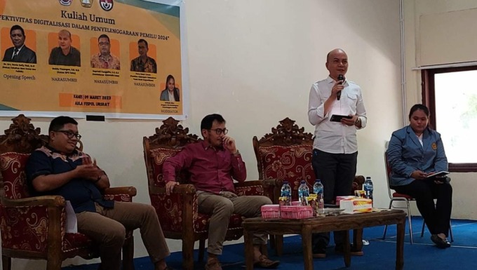 Ketua KPU Sulut saat memberikan materi pada Kuliah Umum di FISIP Unsrat, Kamis (9/3)