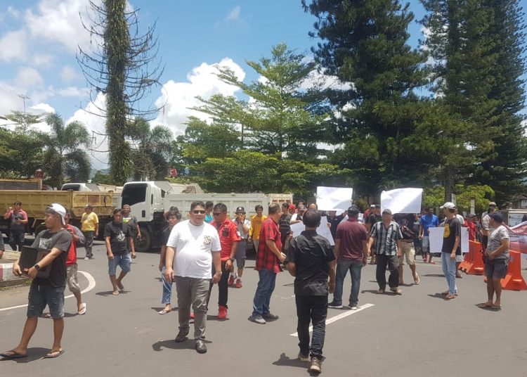 DATANGI: Suasana aksi damai aliansi supir truk di jalan raya menuju Kantor Bupati Minahasa, Rabu (8/3).
