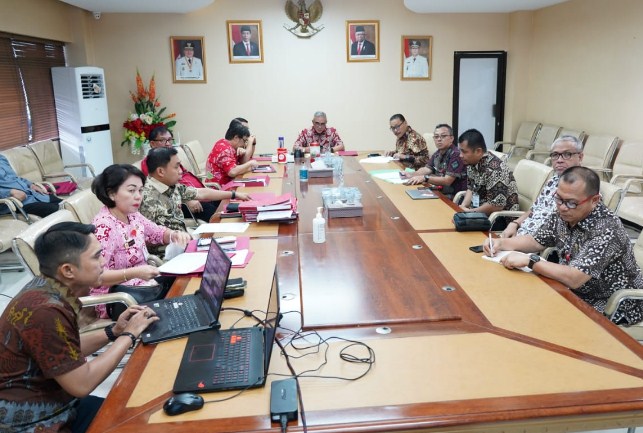 Penjabat Bupati Bolmong Ir Limi Mokodompit MM saat memaparkan laporan kinerja di Pemprov Sulut yang dipimpin Sekretaris Provinsi Steve Kapel. (ist)