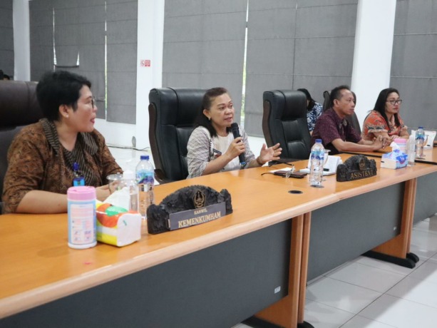 Asisten Pemerintahan dan Kesejahteraan Rakyat Sitaro Novia Tamaka membuka rapat koordinasi kabupaten/kota peduli HAM tahun 2023, di Media Center Kantor Bupati Kelurahan Ondong, Kecamatan Siau Barat (Sibar), Kamis (2/3). (Istimewa)