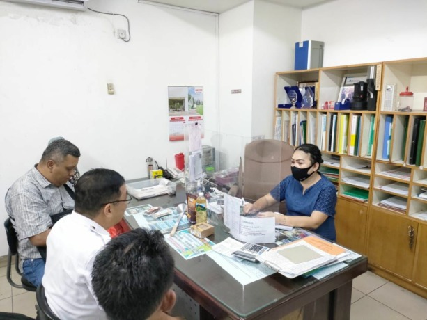 Asisten Perekonomian dan Pembangunan Setda Sitaro Agus T Poputra yang juga Plt Kepala Dinas Disperindagnaker, bersama Kabid Perindustrian Ronny Sidabutar, beberapa staf, dan pelaku IKM pasarkan tujuh produk Sitaro, Jumat (3/3). (Istimewa)