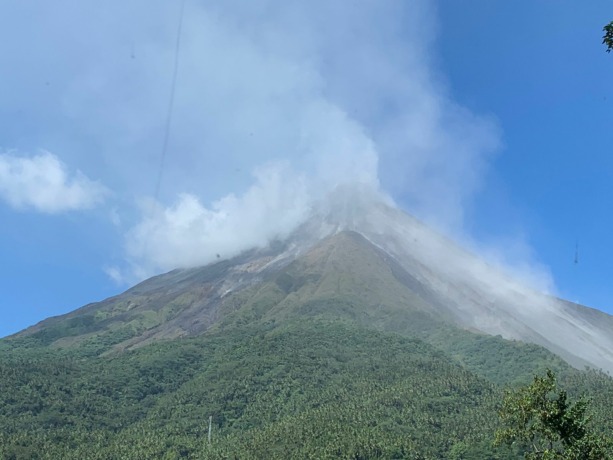 Gunung Api Karangetang mengeluarkan hujan abu vulkanik. (Istimewa)