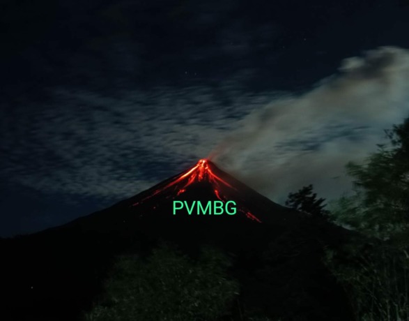 Gunung Karangetang kembali keluarkan guguran lava pijar, Senin (6/3) malam. (Istimewa)