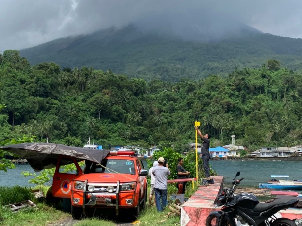 BPBD Sitaro dan PVMBG pasang CCTV, di Kampung Pehe Kecamatan Siau Barat, Kabupaten Kepulauan Sitaro. (Istimewa)