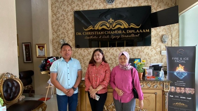 Tim Marketing Manado Post saat berkunjung di Klinik Kecantikan Jevon Aesthetic Clinic.