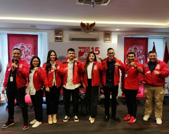 Lois Tangel, Hillary Julia dan Daniel Tampi bersama Ketua Umum PSI, DPW PSI Sulut di sela-sela deklarasi, Rabu (8/3)