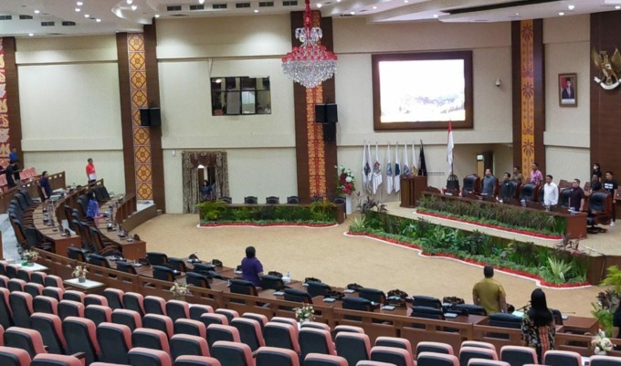 Rapat paripurna DPRD Sulut yang banyak tidak dihadiri fisik oleh anggota dewan, Jumat (10/3).