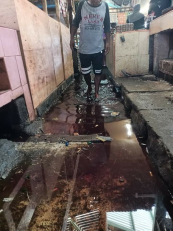 Luapan air di tempat pejalan kaki dalam area Pasar Winenet.(Dok FB Torang Pedagang)