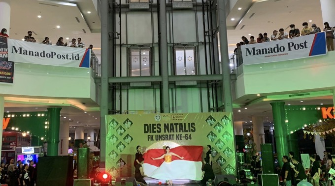 Penampilan salah satu finalis PPF residen Unsrat 2023 dalam babak talent show (Istimewa)