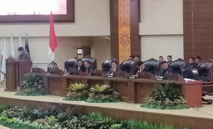 Pimpinan DPRD dan Gubernur-Wakil Gubernur Sulut di paripurna, Selasa (18/4).