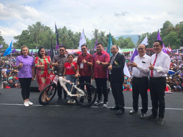 Salah satu peserta yang beruntung menerima hadiah sepeda dari panitia Selebrasi Paskah Remaja GMIM di Desa Kaima, Kecamatan Kauditan, Sabtu (15/4/2023).