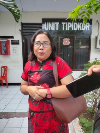 Direktur Umum dan Keuangan Perumda Bangun Bitung Grace Watung, saat diwawancarai usai menjalani pemeriksaan.(Franky Sumaraw/MP)