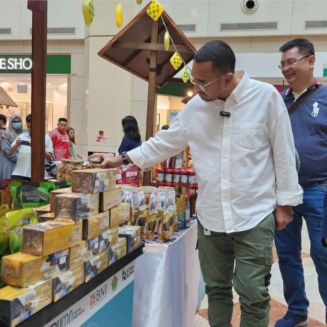 Staf Khusus III Kementerian BUMN Arya Sinulingga tengah berkunjung ke Singapore Expo, Senin (3/4/2023). (Dok BNI)