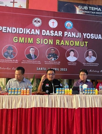 Ketua P/KB GMIM yang juga Wali Kota Bitung Pnt Maurits Mantiri diapit Wali Kota Manado Andrei Angouw (AA) dan Wakil Wali Kota Manado Pnt Richard Sualang (kiri) saat Pendidikan Dasar Panji Yosua di GMIM Sion Ranomut, Sabtu (01/04/23).