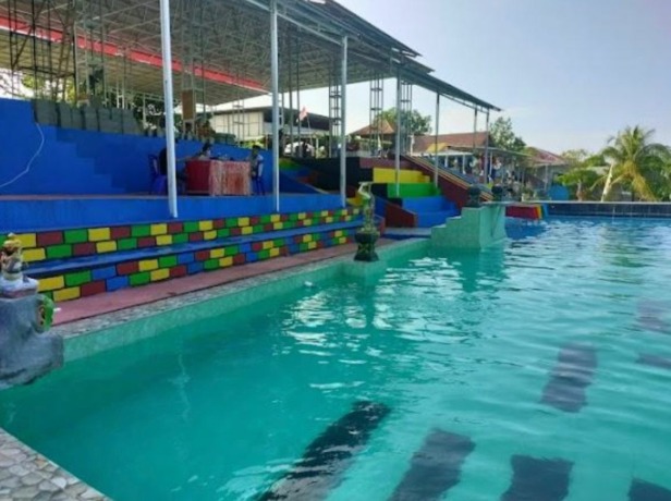 Kolam Renang Taman Bali di Desa Tateli Tiga.