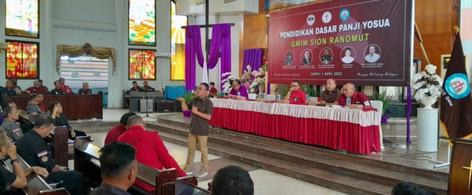 Senator Ir Stefanus Liow MAP saat membawa materi Sejarah dan Tinjauan Teologi Panji Yosua, di Pendidikan Dasar Panji Yosua di GMIM Sion Ranomut, Sabtu (01/04/23).