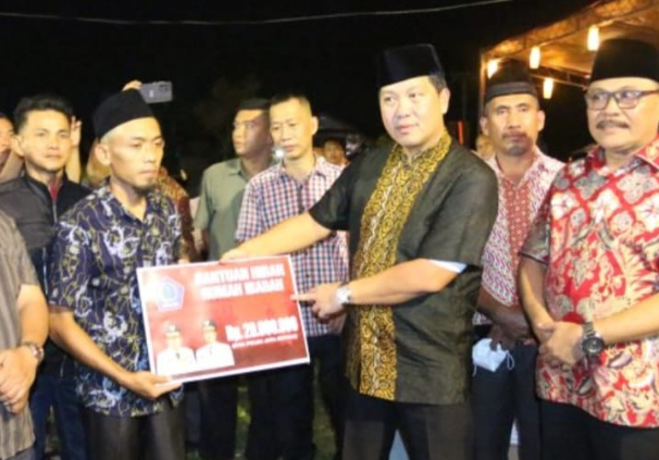 Wakil Gubernur Sulut Steven OE Kandouw didampingi Penjabat Bupati Bolmong Limi Mokodompit saat menyalurkan bantuan di Kecamatan Passi Barat. (ist)