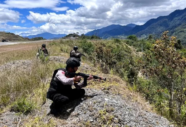 Pasukan gabungan TNI-Polri kontak senjata dengan KKB Papua, Rabu (8/3). (Istimewa)