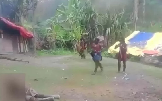 Potongan gambar di video pengeroyokan yang dilakukan Kelompok Lewis Kogoya terhadap Joni Botak pekan lalu. (Cenderawasih Pos)