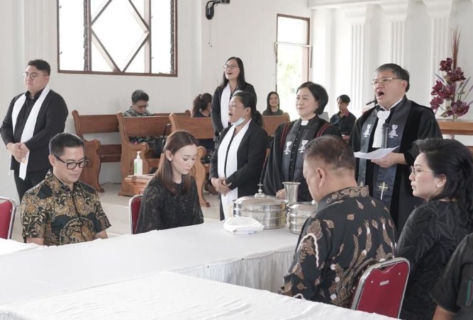 Gubernur Olly Dondokambey bersama Ketua TP PKK Sulut Rita Dondokambey-Tamuntuan didampingi Bupati Minut Joune Ganda serta Ketua TP PKK Minut Rizya Ganda Davega mengikuti ibadah Jumat Agung di GMIM Rut Suwaan, kemarin.