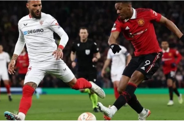 Anthony Martial memberikan kontribusi assist kepada Marcel Sabitzer saat menghadapi Sevilla pada leg pertama perempat final Liga Europa. (ANTARA)