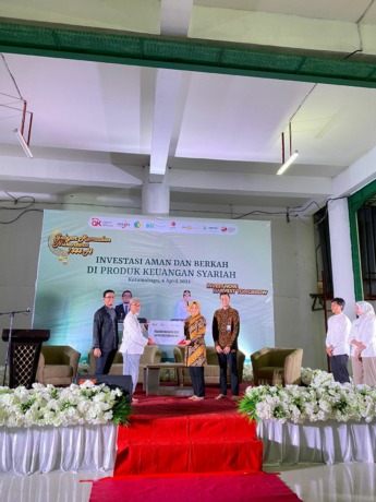 Perwakilan peserta Safari Ramadhan Nusantara 1444 H bersama Deputi Direktur OJK Sulutgomalut Yan Iswara, Wali Kota Tatong Bara dan Area Manager BSI Manado Vanca Putra Adikusuma