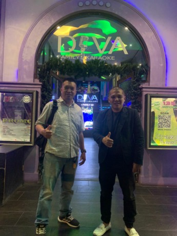 Manager Diva Family Karaoke Glendy Sunda (kiri) bersama Manado Post.
