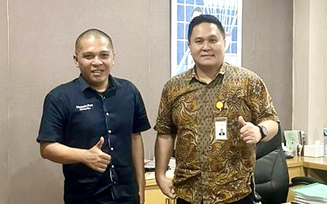 Branch Manager PT Bank KB Bukopin Tbk Cabang Manado Lody Deny Langkun SH (kanan) bersama Manado Post, di KCP Bukopin Manado, Senin (10/04/23).