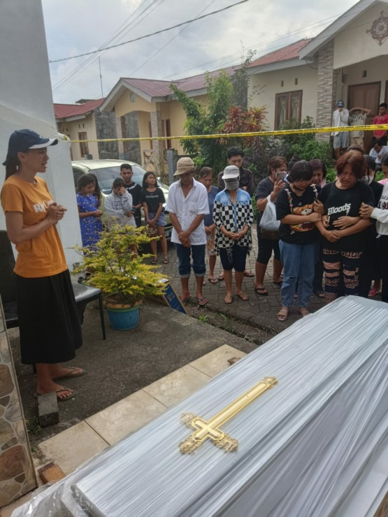Warga di sekitar Perumahan Agape, Desa Tumaluntung, Kecamatan Kauditan, mendoakan jenazah sebelum dibawa keluarga ke rumah duka di Tondano, Sabtu (13/5/2023).
