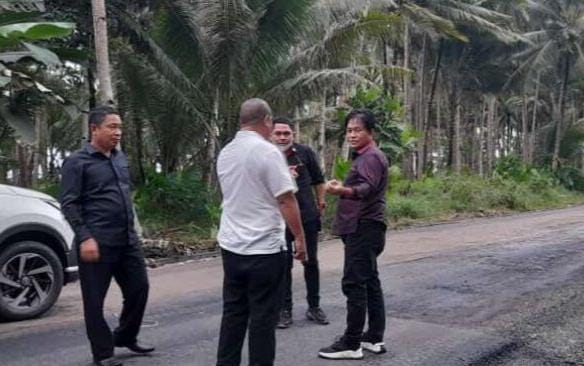 Ketua DPRD Sulut dr Fransiscus Silangen SpB KBD, saat meninjau proyek ruas jalan Essang-Rainis.
