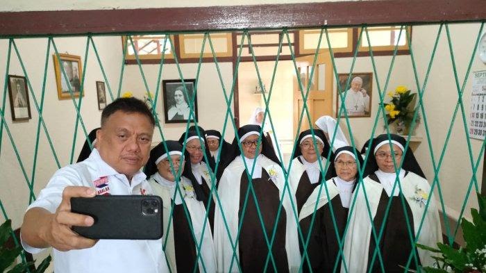 Gubernur Sulut Olly Dondokambey saat berfoto selfie dengan suster-suster di Biara Karmel Tomohon.