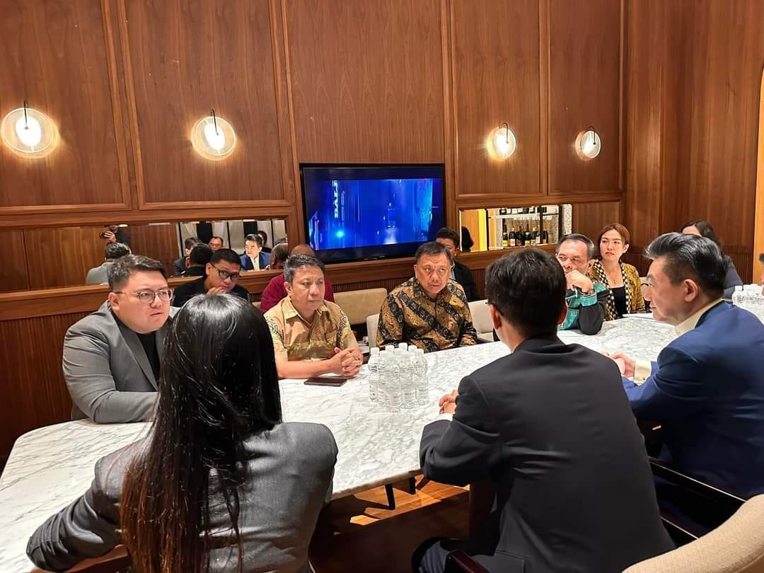 Gubernur Sulut Olly Dondokambey didampingi Dubes RI untuk China Djauhari Oratmangun dan Ketua Kadin Sulut Rio Dondokambey dalam pertemuan bisnis.