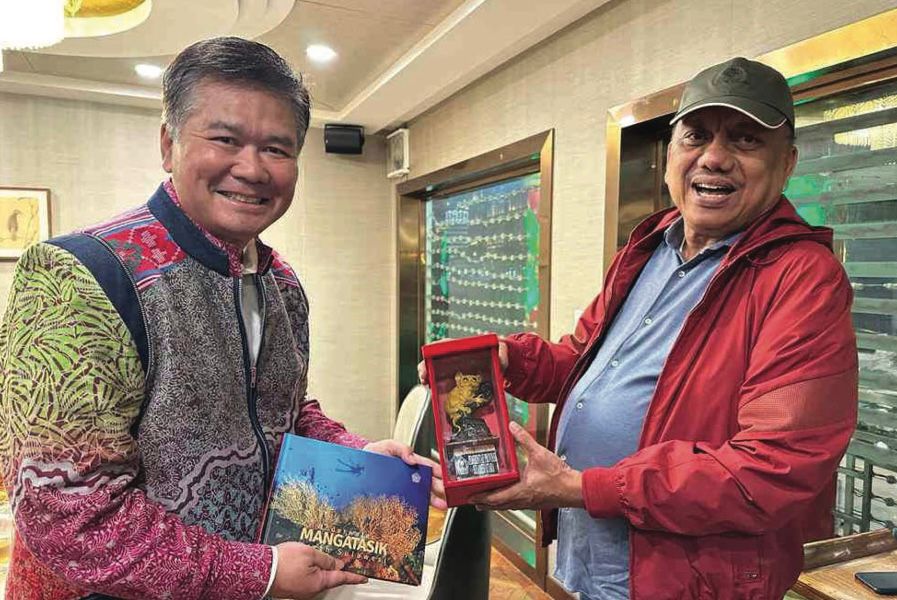 Gubernur Olly Dondokambey saat bertemu Konjen RI di Shangai, Denny Kurnia.