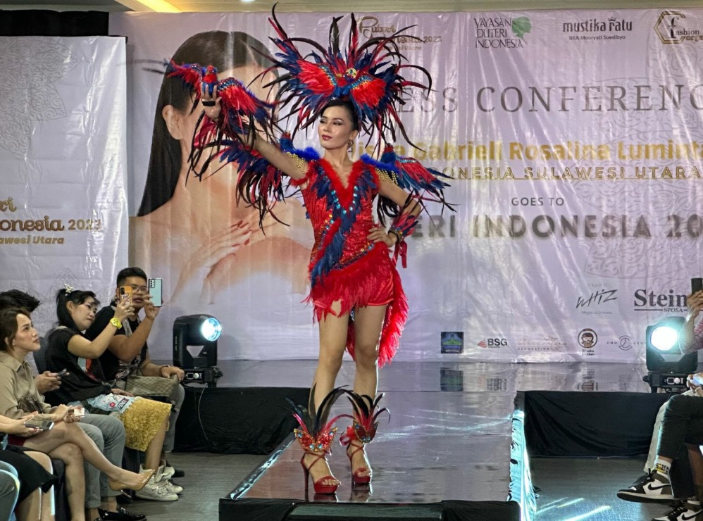 Elisha Lumintang menampilkan national costume yang akan dikenakan dalam ajang Puteri Indonesia 2023 (Dok.MP)