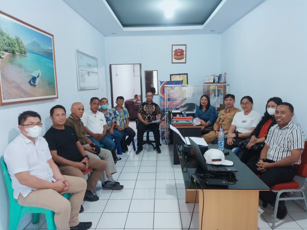 Kanit Tipidkor Polres Bitung IPDA Hevry Samson SH (tengah) menghadirkan 14 orang saksi dalam pemeriksaan.(Dok Istimewa)