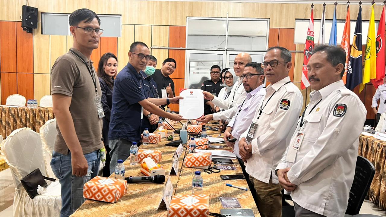 Partai NasDem saat mendaftar di KPU Sulut, Kamis (11/5)