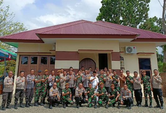 Kapolres Bolmong AKBP Slamet Ramelan bersama jajaran dan Armed Bogani dan Koramil Lolak saat mengadakan silaturahmi