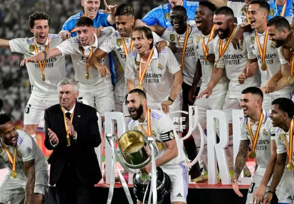 Karim Benzema (tengah) dan pelatih Carlo Ancelotti (kedua kiri) merayakan kemenangan Real Madrid saat menjuarai Copa del Rey (Piala Raja) setelah mengalahkan Osasuna. (ANTARA/AFP)