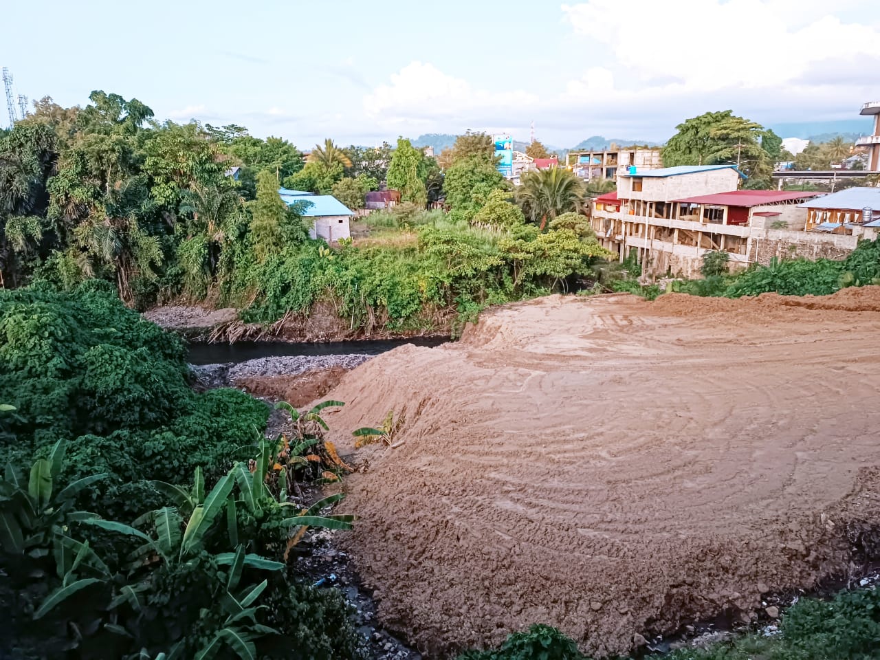 Tampak timbunan tanah di kawasan samping Freshmart Superstore Paniki, yang diduga merupakan area sempadan Sungai Paniki yang merupakan hulu sungai yang menuju ke Sungai Mahawu Kota Manado.