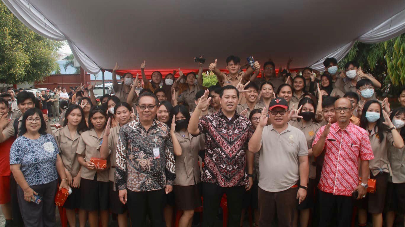 Wagub Steven Kandouw saat membuka dan memimpin kegiatan Pancasila Goes to Highschool.