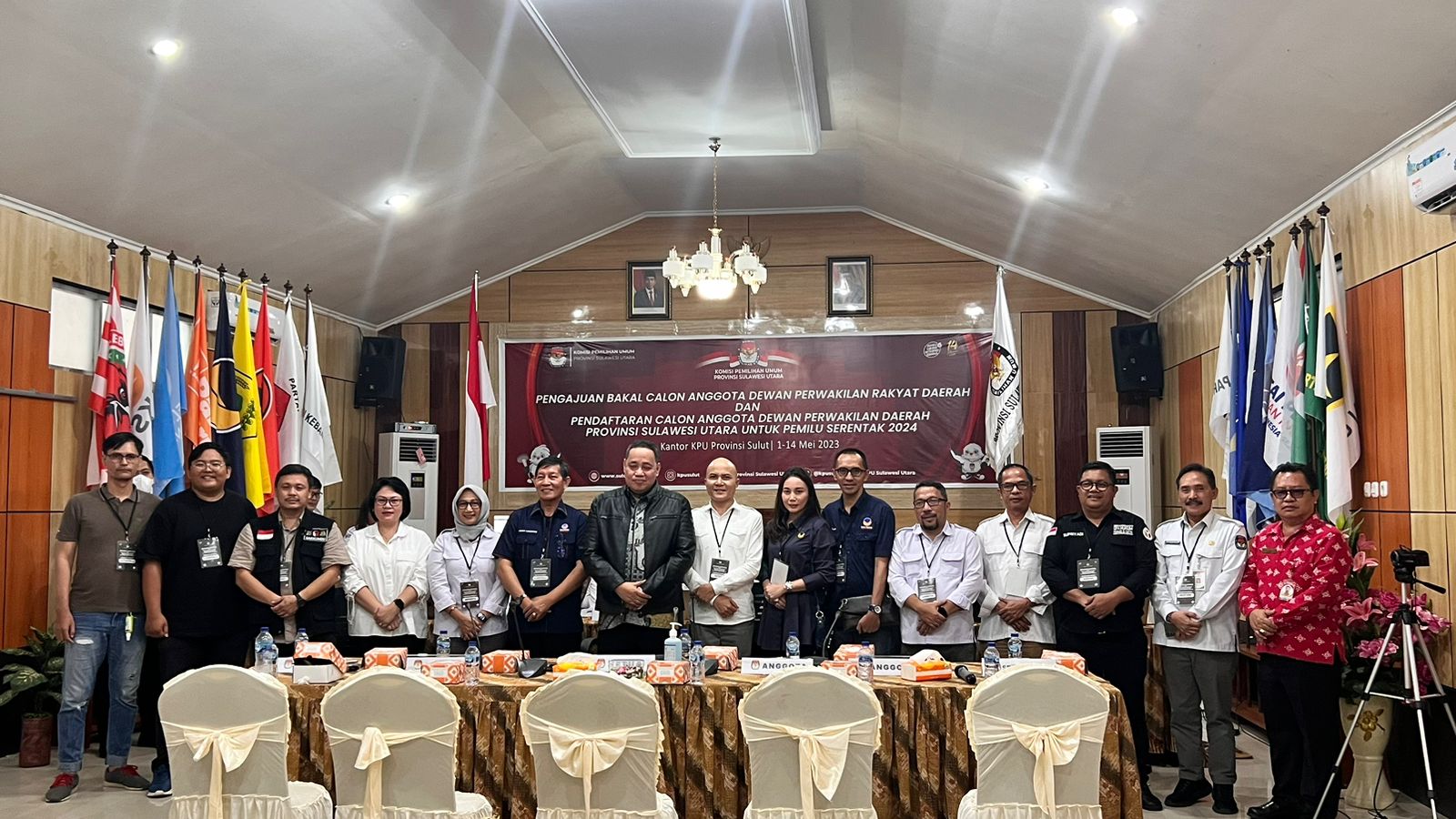 Rombongan NasDem usai menyerahkan daftar bacaleg ke KPU.